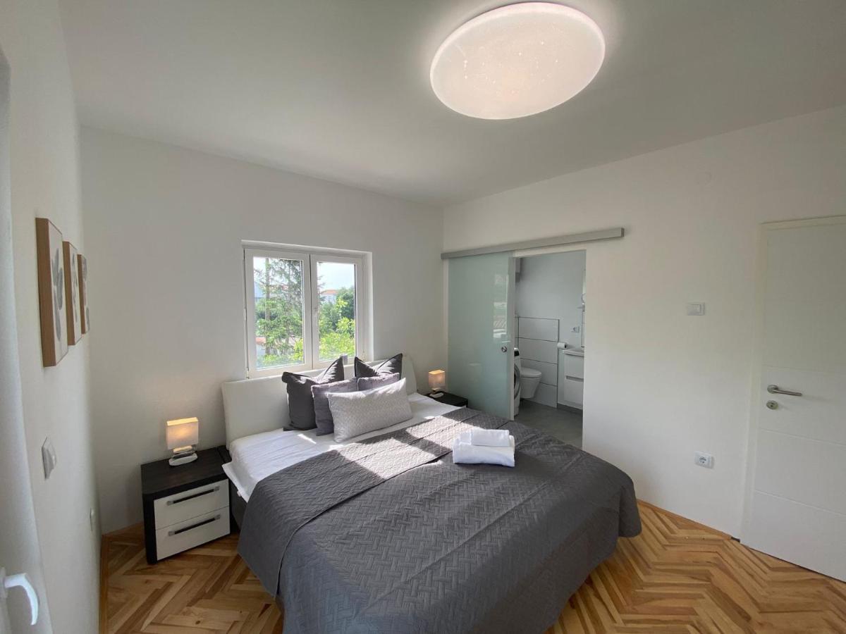 Apartment Milena Kastela Mit Whirlpool מראה חיצוני תמונה