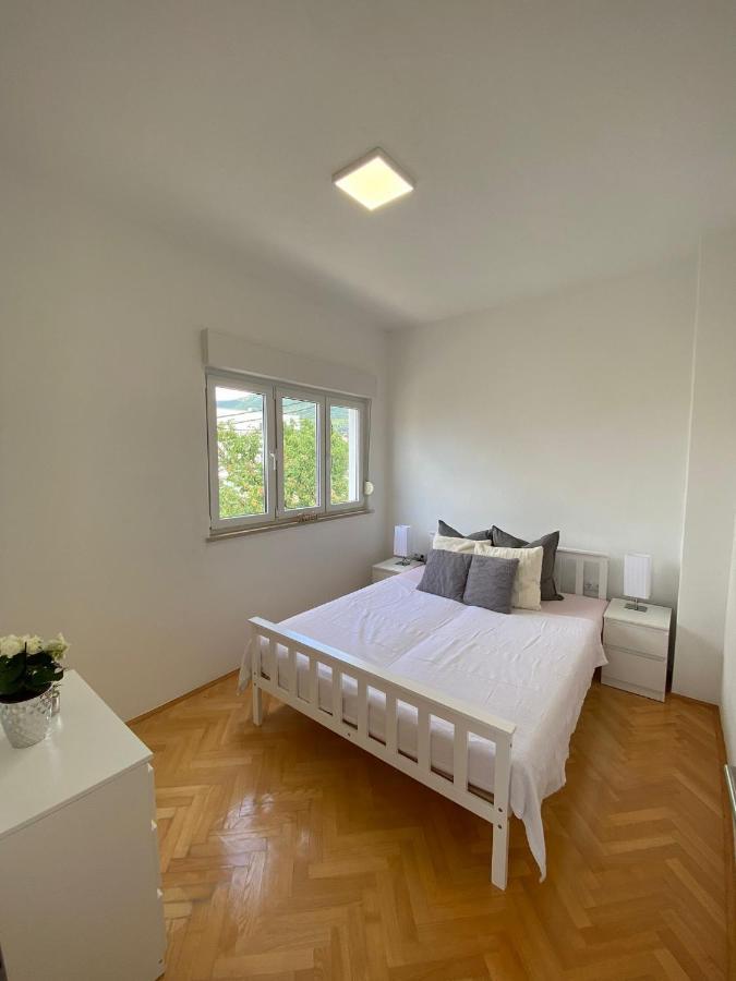 Apartment Milena Kastela Mit Whirlpool מראה חיצוני תמונה