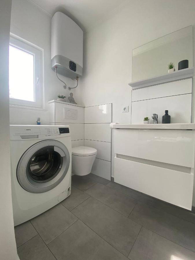 Apartment Milena Kastela Mit Whirlpool מראה חיצוני תמונה