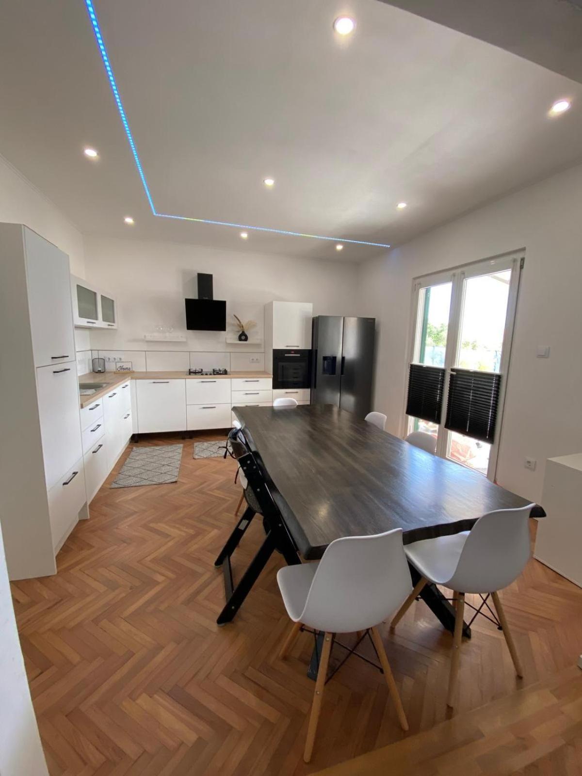 Apartment Milena Kastela Mit Whirlpool מראה חיצוני תמונה
